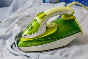 エチケットブラシで服のニオイを効果的に取り除く方法は？